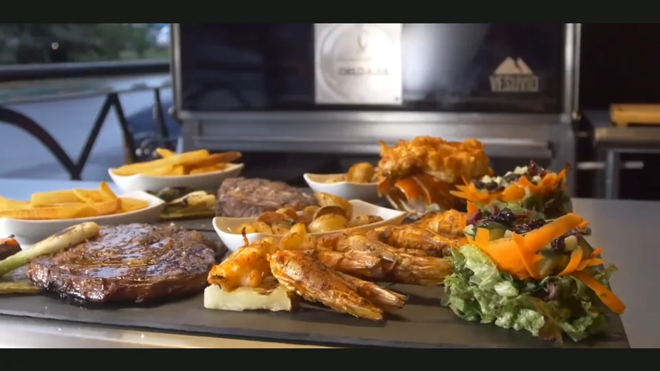 Parrillada de carnes, papas y verduras.